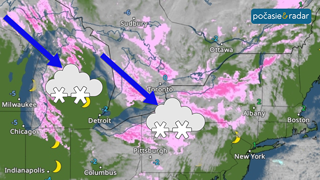 Mapa počasia s ružovými oblasťami sneženia nad oblasťou Veľkých jazier. Snehové prehánky sa pohybujú smerom na východ podľa označených šípok. Niekoľko miest sa nachádza v dosahu snehových pásov.