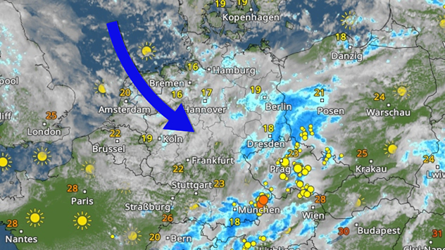 Satellitenbild von Mitteleuropa mit Temperaturen, Bewölkung und Niederschlägen. Während es in Frankreich und Teilen Polens sonnig und warm ist, ziehen sich dichte Wolken und Regengebiete von Süddeutschland über Tschechien bis nach Ostdeutschland. Ein großer blauer Pfeil weist auf die Wolkenfront über Westdeutschland.