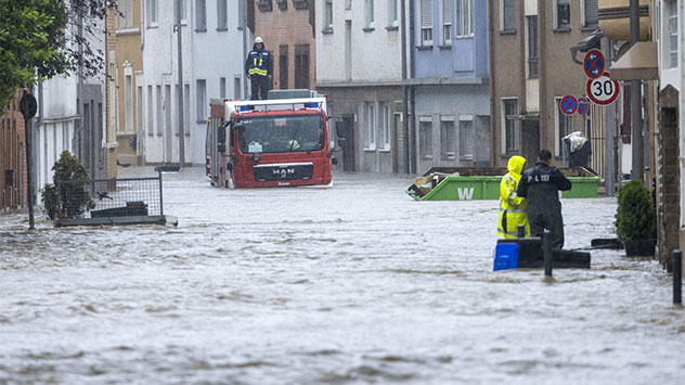 Dort steckt selbst die Feuerwehr in den Wassermassen fest. 
