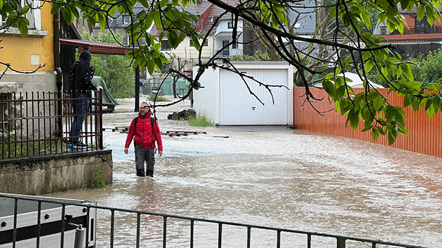 Viele Straßen stehen unter Wasser, Häuser sind von den Fluten umgeben. 