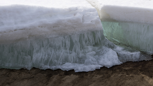 In einem großen Eisblock sind dauerhaft gefrorene Schichten zu erkennen.