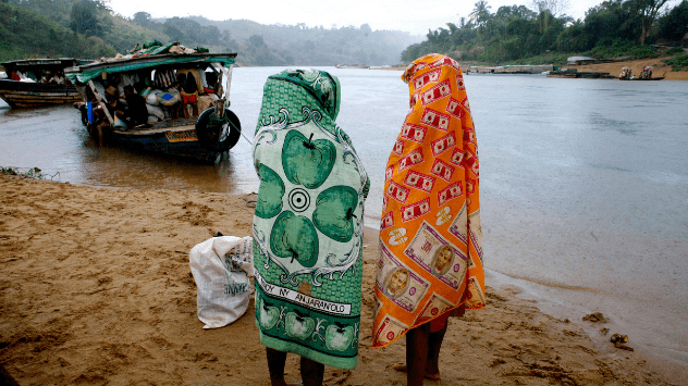 Dos mujeres se protegen de la lluvia mientras esperan ser evacuadas en Madagascar.