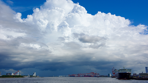 Mächtige Quellwolken bringen Schauer und Gewitter mit.