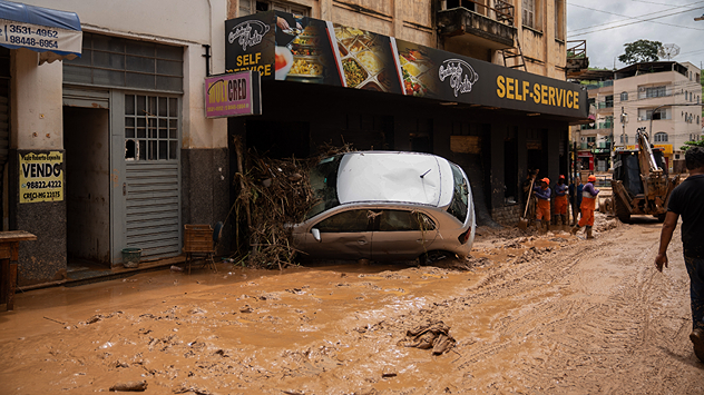 À gauche, la photo montre une rue inondée et une voiture renversée.