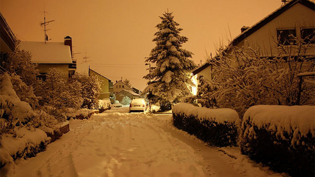 Stimmungsvolle Beleuchtung und viel Neuschnee verzaubern an Heiligabend in Leutenbach im Rems-Murr-Kreis in Baden-Württemberg. 
