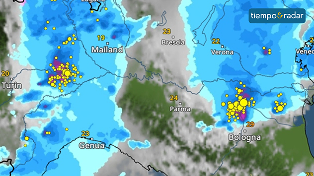 Radar meteorológico con tormentas activas sobre el norte de Italia. Alrededor de Milán y Bolonia se observan numerosos símbolos de rayos y zonas de fuertes precipitaciones.
