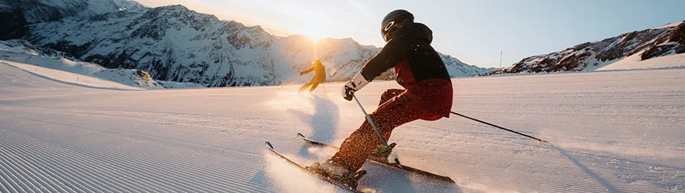 Skifahren bei tiefstehender Sonne. Auf den Gletschern in Sölden beginnt die Saison bei passenden Bedingungen bereits im Oktober.