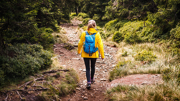 Eine Frau, die eine Wanderung unternimmt