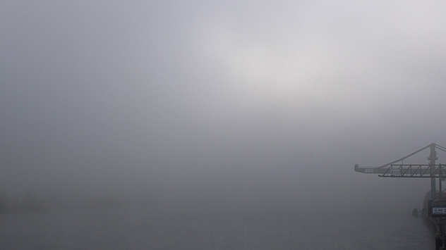 Entlang der größeren Flüsse im Westen gibt es teils dichten Nebel, wie hier in Bonn am Rhein.