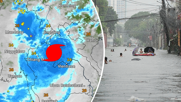 In Quezon City auf den Philippinen schwimmen Kinder nach heftigen Monsunregen durch Tropensturm Wipha durch überflutete Straßen.