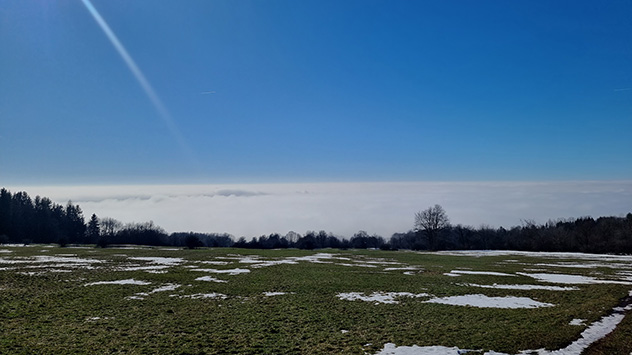 Schneereste auf der Rhön bei Sonnenschein.