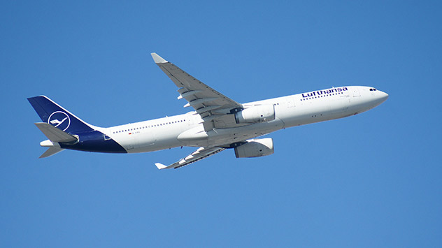 Ein Lufthansa Airbus A330 im Flug