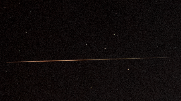 Záběr na padající Perseid.