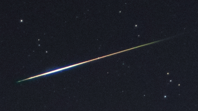 Záběr na padající Perseid.