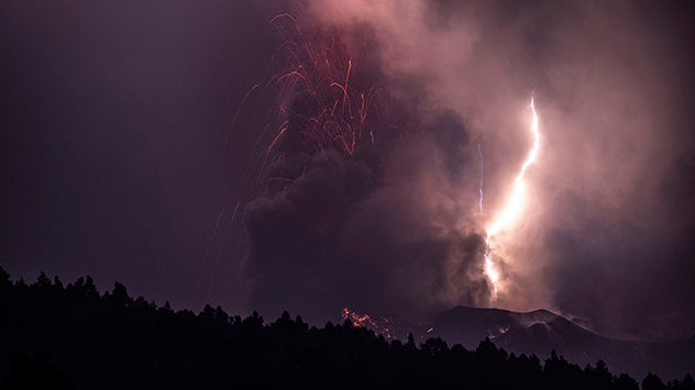 Nächtliche Blitze in der Aschewolke des Vulkans auf La Palma