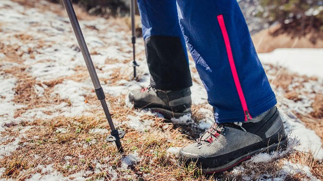 Wanderer mit Wanderschuhen und Wanderstöcken