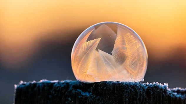 Eine gefrorene Seifenblase.