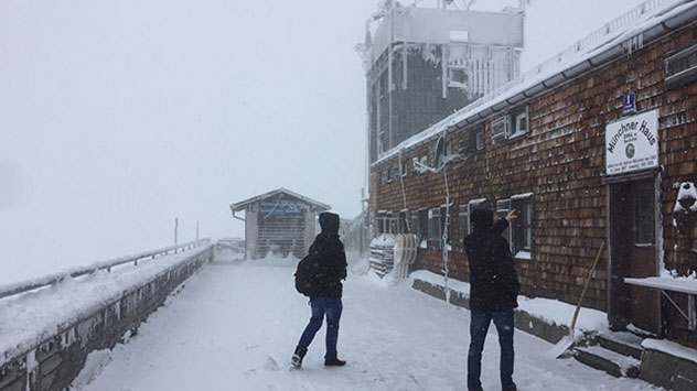 Weitere Bilder von der eisigen Zugspitze auf knapp 3000 Meter Höhe. Rund 20 Zentimeter Neuschnee sind dort seit gestern zusammengekommen.