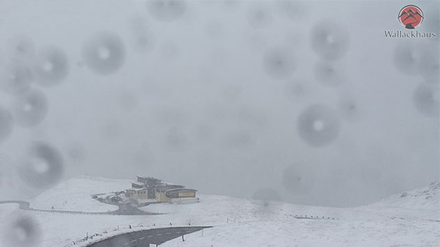 Auch auf der Großglockner-Hochalpenstraße ist es weiß geworden. Im Bild der Berggasthof Wallackhaus auf 2304 Meter Höhe.