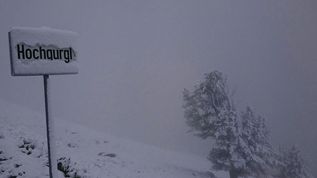 In den Hochlagen der Alpen ist mitten im Sommer der Winter zurück: Bis hinunter auf 1700 Meter Höhe rieseln im Juli 2016 Flocken vom Himmel. 