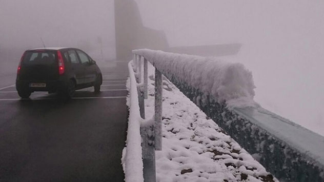 In den Hochlagen der Alpen ist mitten im Sommer der Winter zurück: Bis hinunter auf 1700 Meter Höhe rieseln im Juli 2016 Flocken vom Himmel. 