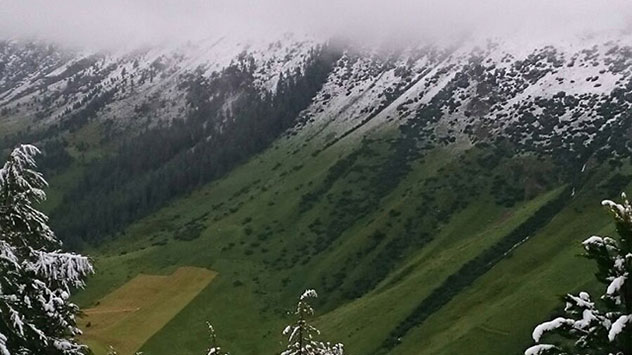 In den Hochlagen der Alpen ist mitten im Sommer der Winter zurück: Bis hinunter auf 1700 Meter Höhe rieseln im Juli 2016 Flocken vom Himmel. 