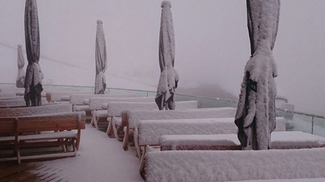 In den Hochlagen der Alpen ist mitten im Sommer der Winter zurück: Bis hinunter auf 1700 Meter Höhe rieseln im Juli 2016 Flocken vom Himmel. 