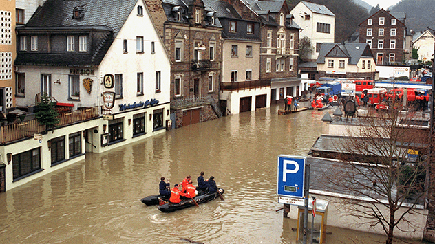 Mitarbeiter des Technischen Hilfswerks fahren mit einem Schlauchboot durch die überschwemmte Altstadt von Cochem
