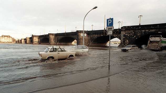 Autofahrer kämpfen sich in Dresden durch eine überspülte Uferstraße im Stadtzentrum. 