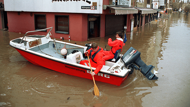 DLRG paddelt mit Rettungsboot durch überflutete Altstadt 