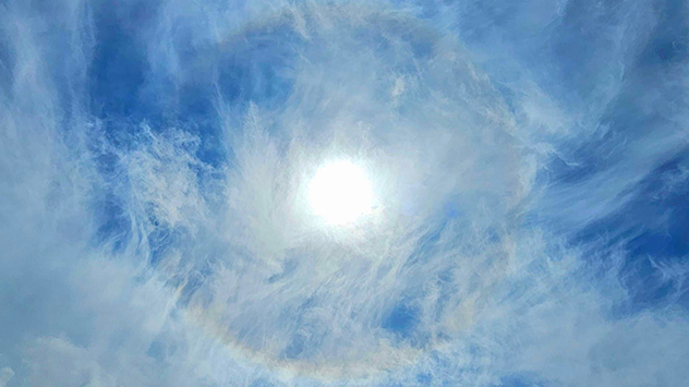 Der 22°-Ring über dem niedersächsischen Munster zeigt sich sogar in Farben.