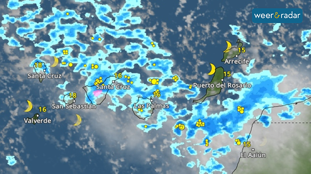 Weerkaart met regenvelden boven de Canarische Eilanden en milde temperaturen.