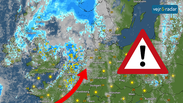 &quot;Vejrkort viser kraftige regn- og tordenbyger på vej mod Tyskland, Benelux-landene og Danmark med advarselstrekant markeret.