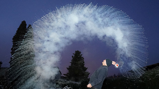 In die Luft geschleudertes heißes Wasser schneller gefriert, als es zu Boden fallen kann.
