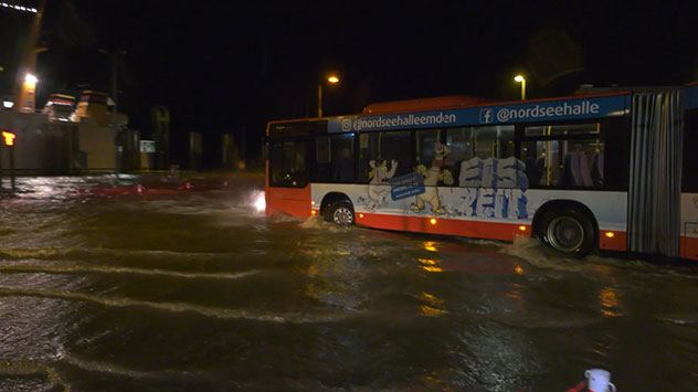 Sturmflut an der Nordsee kruz vor Weihnachten