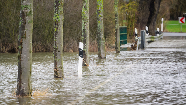 Hochwasser an der Leine, Straße überflutet