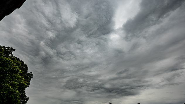 Die chaotischen Strukturen kündigen oft Wetterumschwünge an, ohne selbst zwangsläufig Regen oder Gewitter zu bringen.