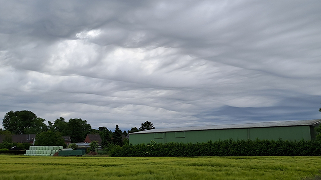 Die Wolkendecke erinnert oft an eine aufgewühlte Meeresoberfläche, wie hier in Wasserberg nördlich von Aachen.