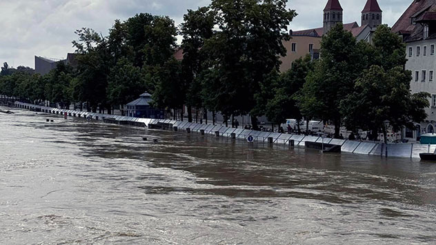 Der Donaupegel in Regensburg verharrt auf hohem Niveau. Die Stabilisierung der Schutzwände steht weiterhin im Fokus des Katastrophenschutzes.