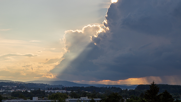 In feuchtheißer Dampfluft brauen sich Gewitterwolken zusammenzusammen.