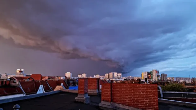 Bedrohlich aussehende Wolken eines Gewitterschauers überqueren Berlin. 