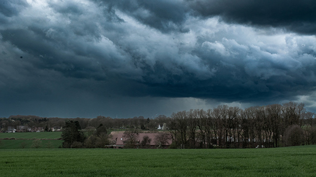Eine dunkle Wolkenwand zieht auf Recklinghausen zu.