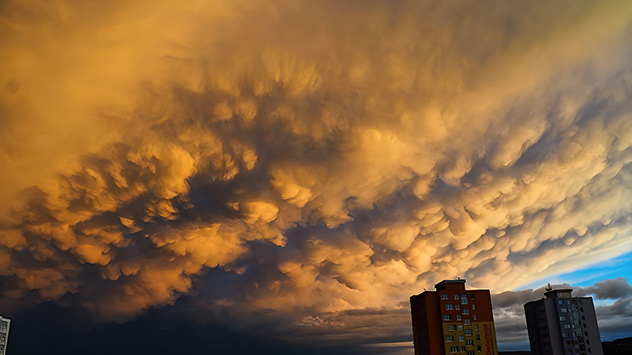 Das Abendlicht in der tschechischen Stadt Tachov unweit der bayerischen Grenze sorgt für ein unheimliches Szenario.
