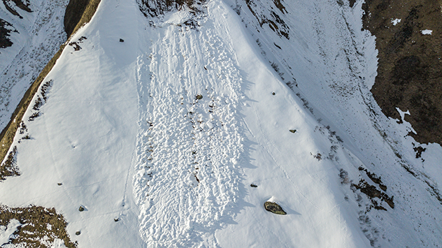 Auch drohen zu dieser Jahreszeit Nass- und Gleitschneelawinen. 