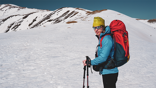 Wanderin mit Sonnenbrille