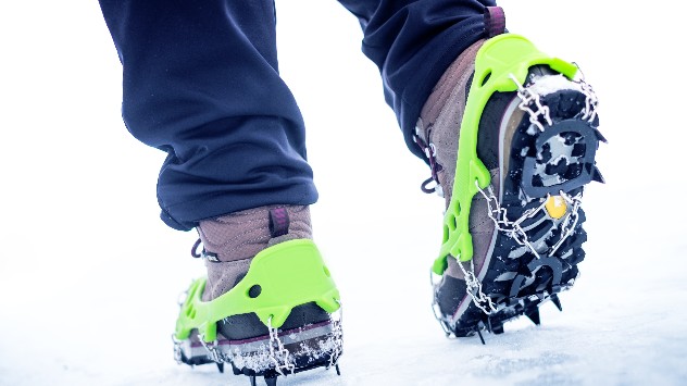 Spikes, auch Grödel genannt, auf Wanderschuhen im Schnee