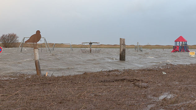 Ein großer Spielplatz wird überschwemmt.