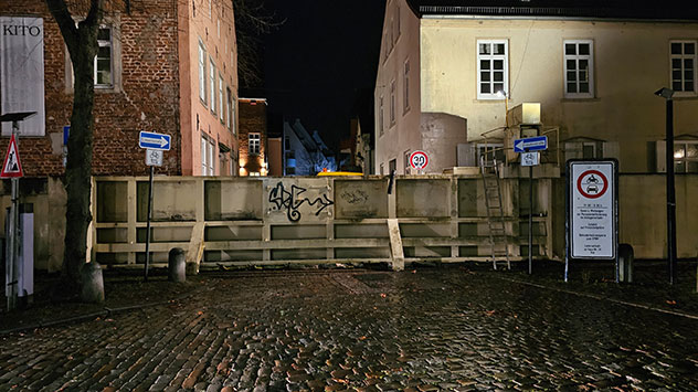 In Bremen-Vegesack ist das Wasser über die Ufer getreten. Bereiche der Fußgängerzone sind betroffen. Hochwasserschutzwände werden errichtet.