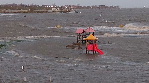 Die Sturmflut trifft das Nordseebad Burhave im niedersächsischen Landkreis Wesermarsch. Ein Spielplatz ist bereits überschwemmt.