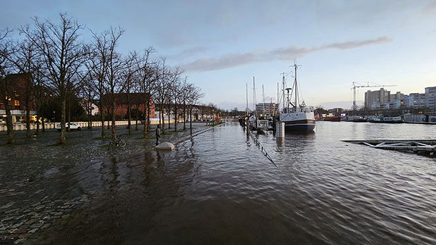 Ufernahe Bereiche an der Weser sind überflutet. 